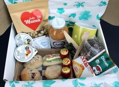 Caja desayuno delivery con tazón y sándwich — Buen Detalle