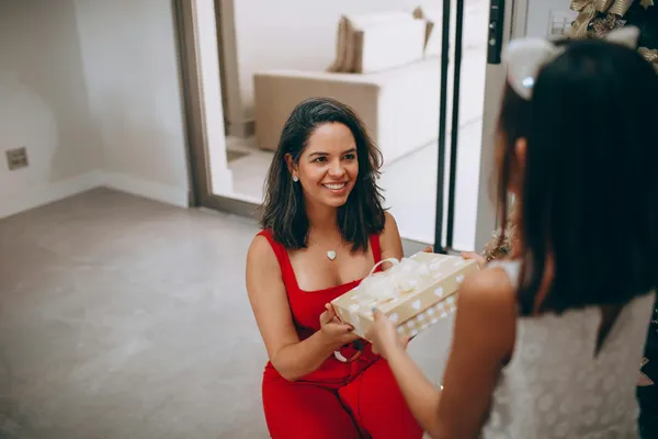 Mamá recibiendo box regalo Día de la Madre — Banquetería Buen Detalle