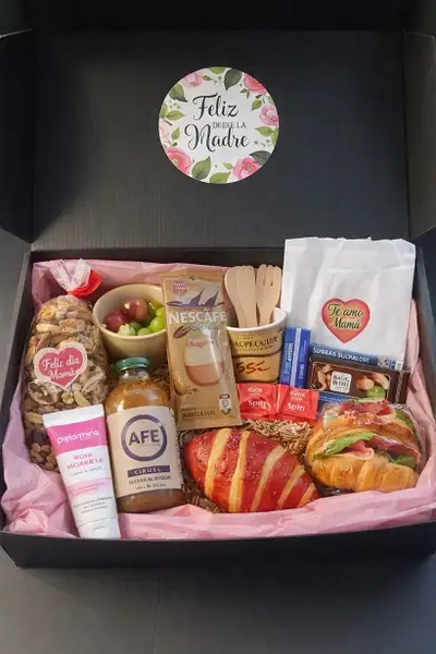 Interior del box desayuno Día de la Madre: croissants, jugo AFE, crema de manos y más