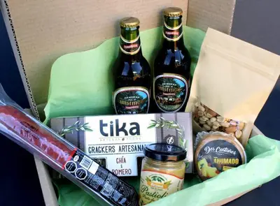 Caja experiencia gourmet con tapaditos y dulces — Buen Detalle