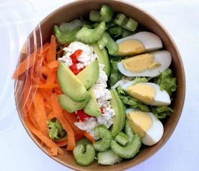 Lunch delivery presentado en bandeja — Banquetería Buen Detalle