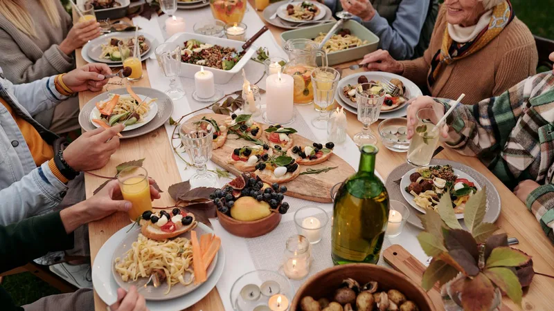 Cóctel corporativo con canapés y copas de espumante en evento de empresa en Santiago