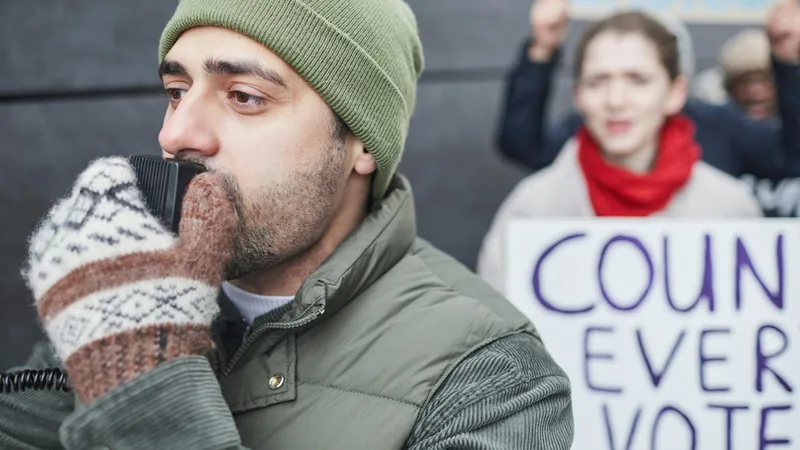 Coffee break corporativo con café de grano, tapaditos y pastelería en mesa de servicio