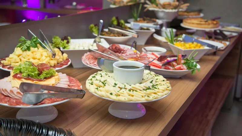 Mesa de catering con variedad de bocados y finger food para evento corporativo