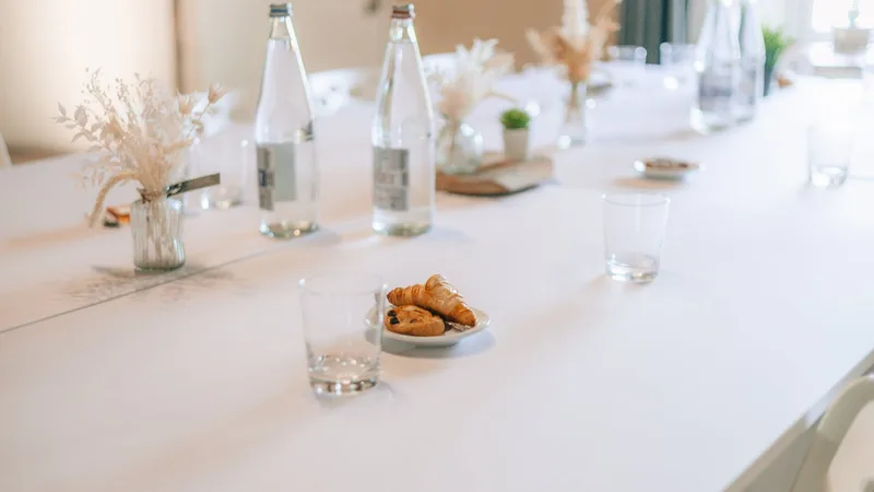 Desayuno ejecutivo de directorio con café de grano, tapaditos finos y pastelería en sala de reuniones